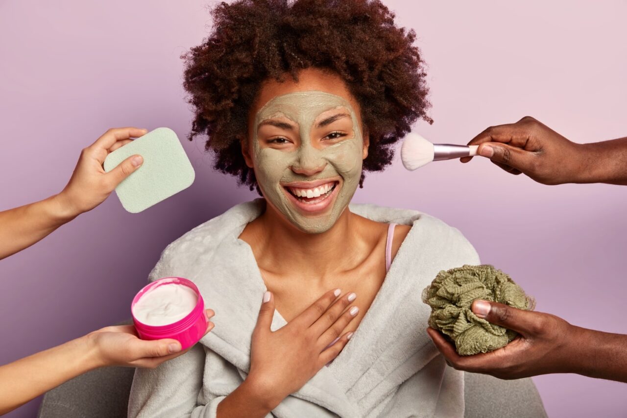 mulher negra com máscara de argila no rosto para ilustrar texto sobre a importância do skincare