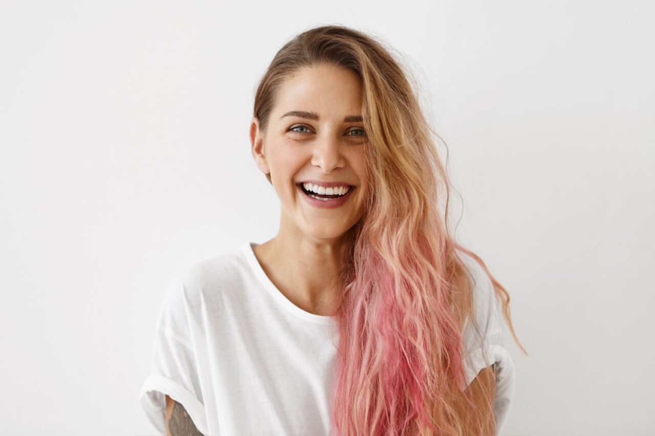 mulher com cabelo loiro e rosa na metade para ilustrar texto sobre quanto tempo demora pra tinta sair do cabelo