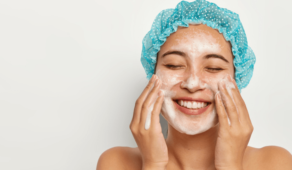 mulher lavando o rosto para ilustrar texto sobre sabonete para limpar o rosto